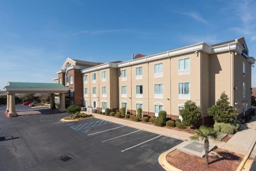 Baymont by Wyndham Montgomery South - image 8