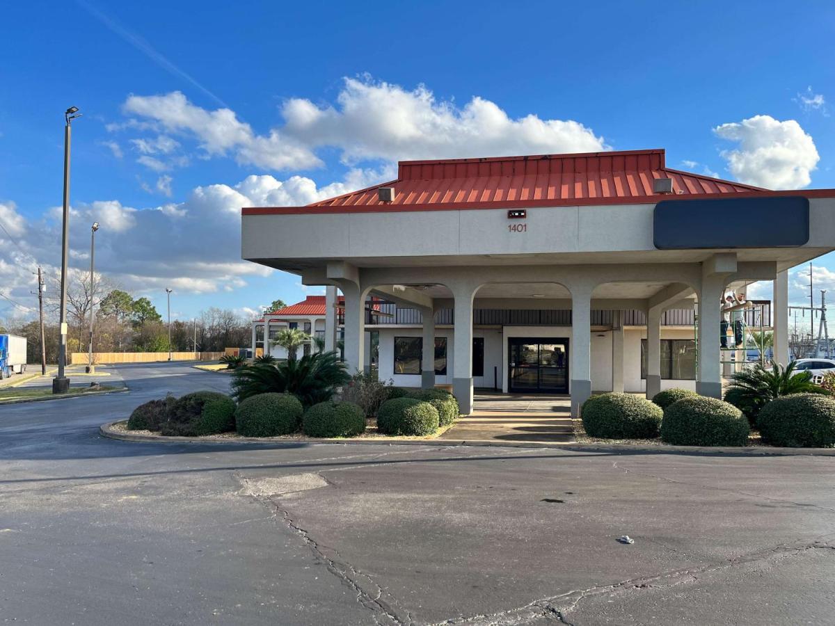 Econo Lodge Inn & Suites Montgomery - main image