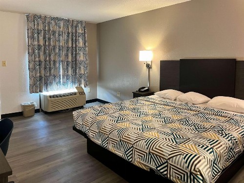Econo Lodge Inn & Suites Montgomery - image 10