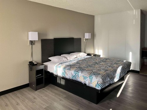 Econo Lodge Inn & Suites Montgomery - image 12