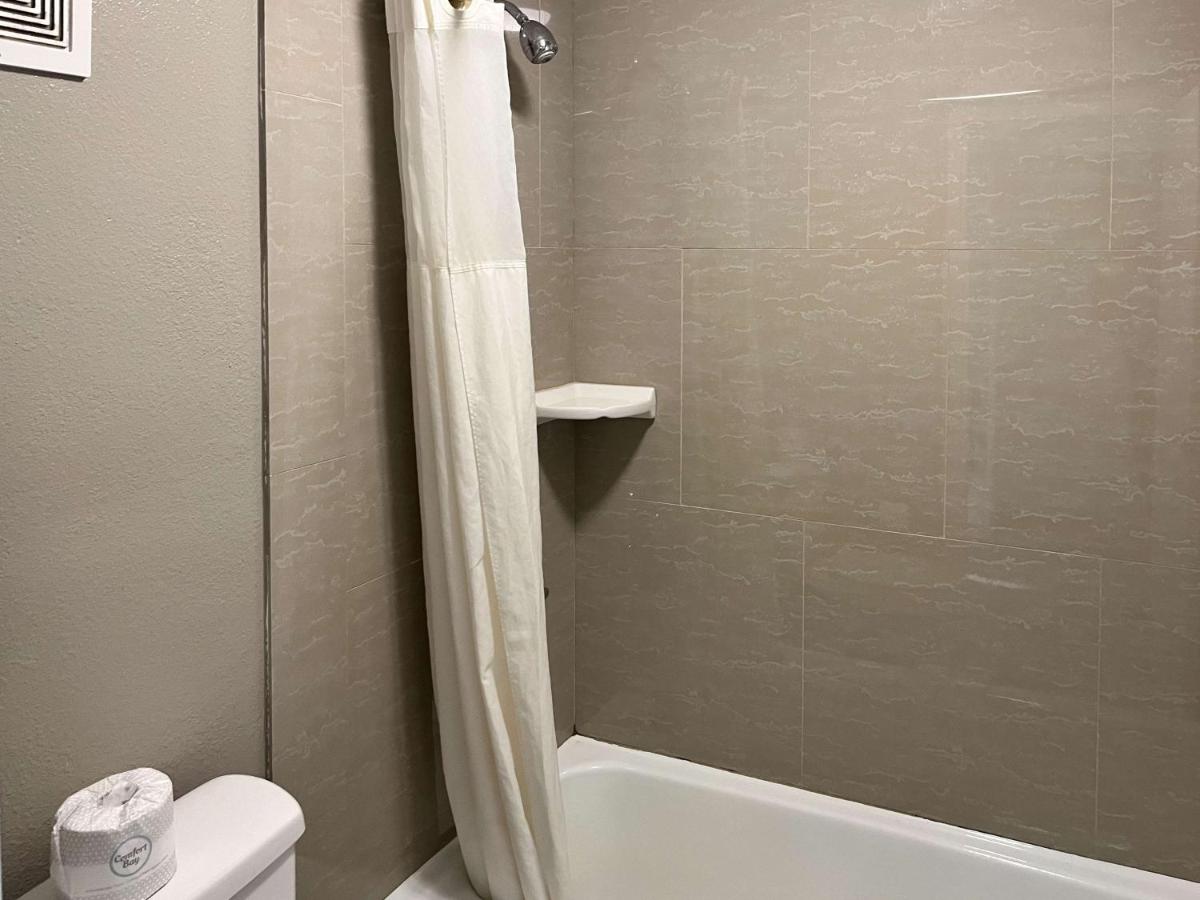 Econo Lodge Inn & Suites Montgomery - image 2