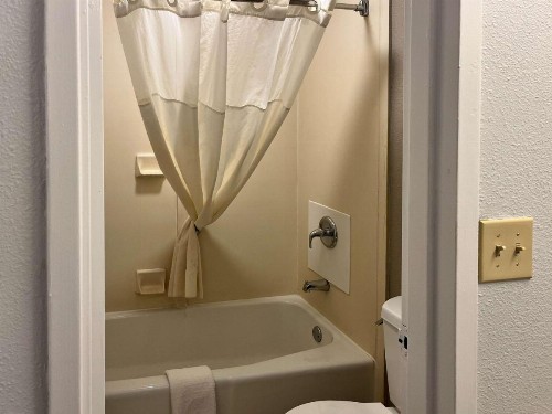 Econo Lodge Inn & Suites Montgomery - image 3