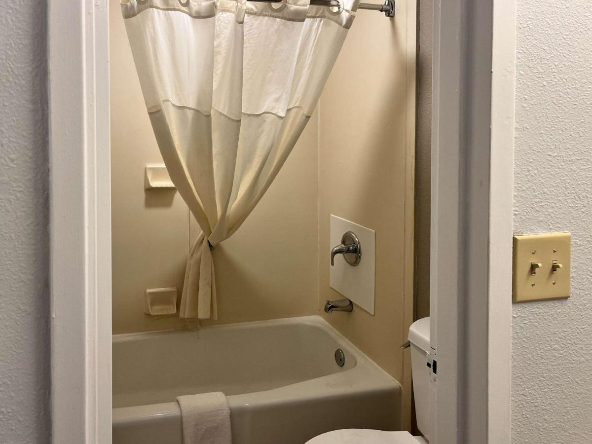 Econo Lodge Inn & Suites Montgomery - image 3