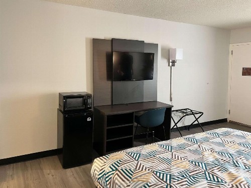 Econo Lodge Inn & Suites Montgomery - image 4