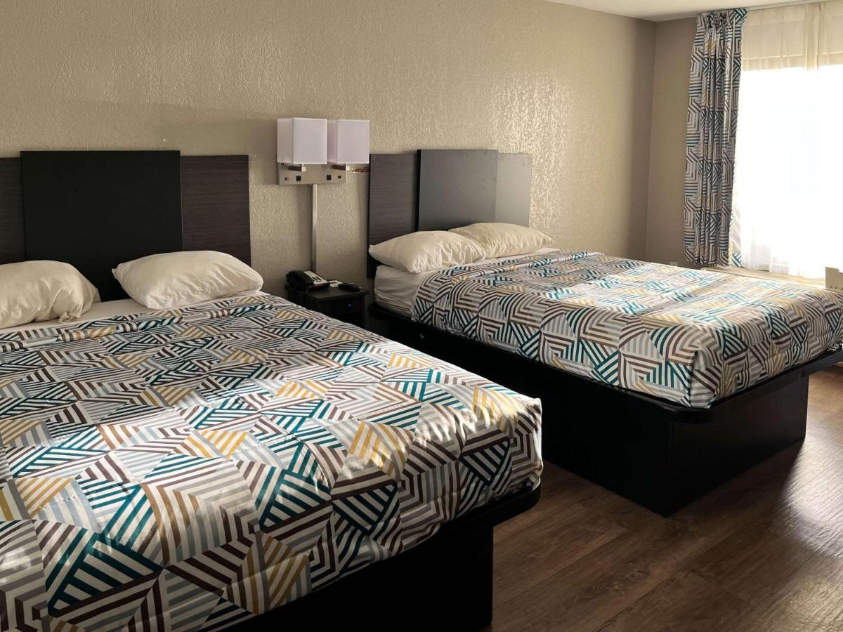 Econo Lodge Inn & Suites Montgomery - image 5