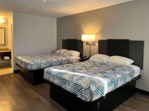 Econo Lodge Inn & Suites Montgomery - image 6