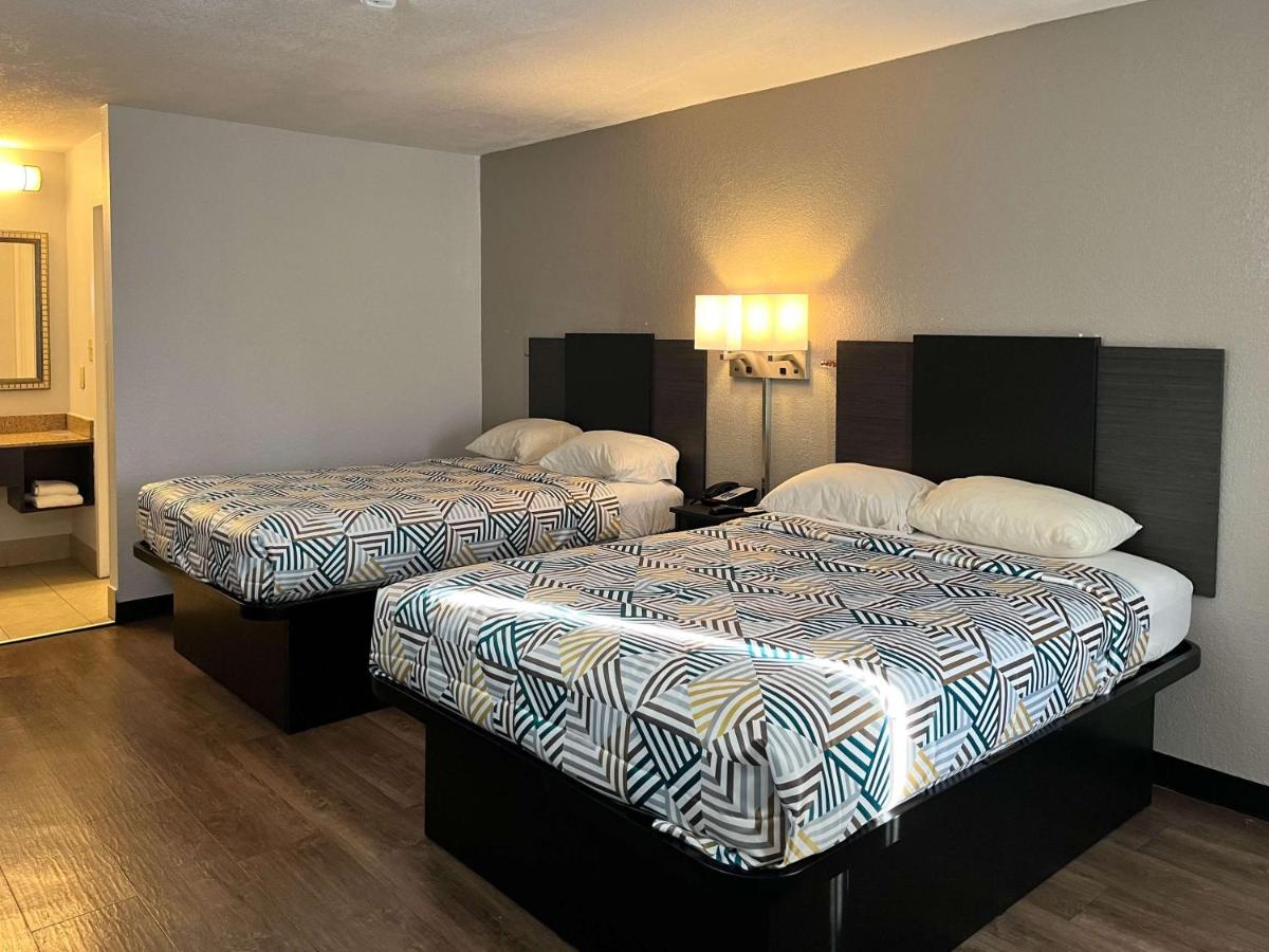 Econo Lodge Inn & Suites Montgomery - image 6