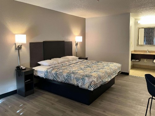 Econo Lodge Inn & Suites Montgomery - image 7
