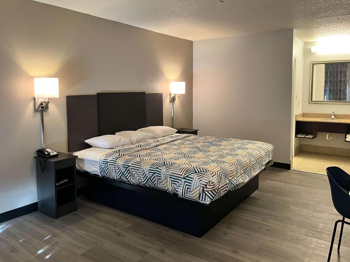 Econo Lodge Inn & Suites Montgomery - image 7