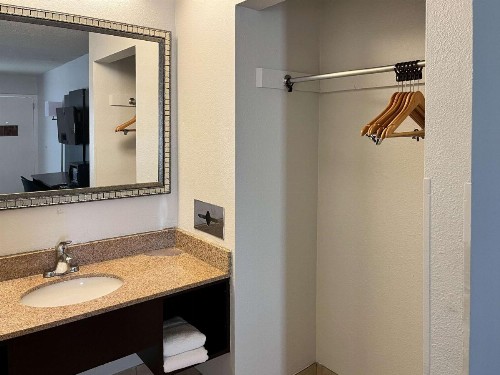 Econo Lodge Inn & Suites Montgomery - image 9