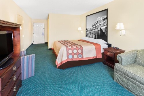 Super 8 by Wyndham Montgomery I-65 - image 10
