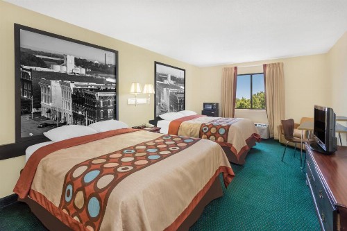 Super 8 by Wyndham Montgomery I-65 - image 12