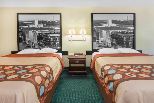 Super 8 by Wyndham Montgomery I-65 - image 8