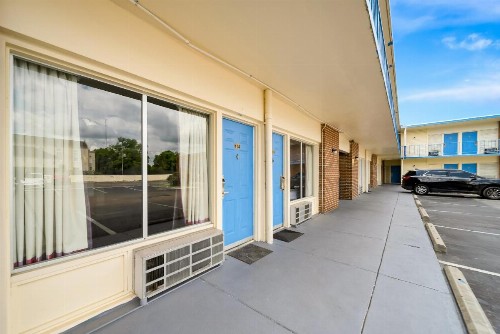 Capitol Inn and Suites - image 25