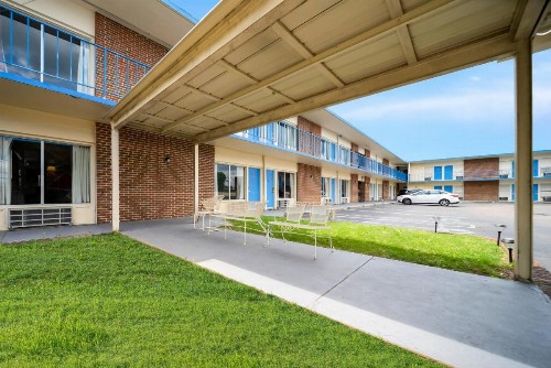 Capitol Inn and Suites - image 26