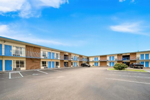 Capitol Inn and Suites - image 3