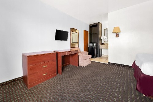 Capitol Inn and Suites - image 4