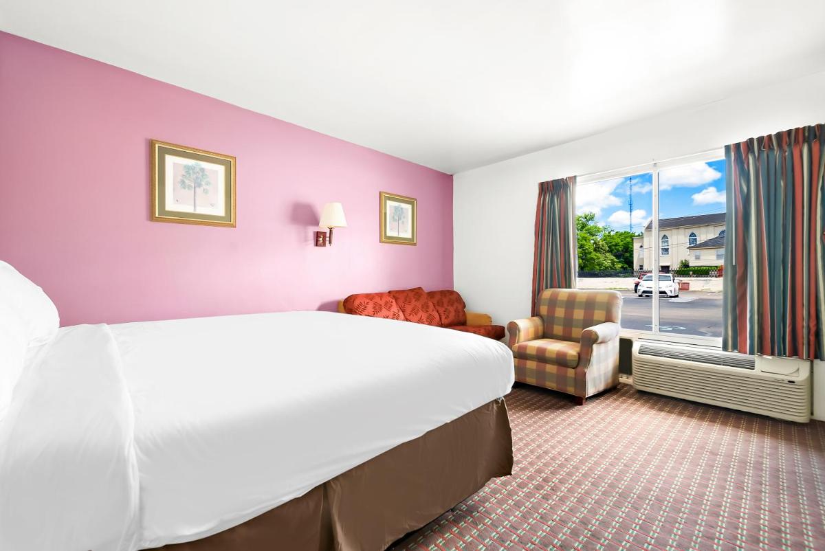 Capitol Inn and Suites - image 6
