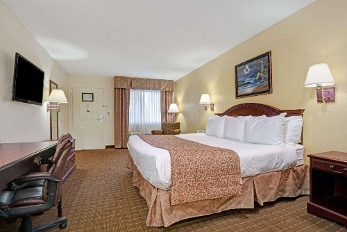 Travelodge by Wyndham Montgomery East - image 10