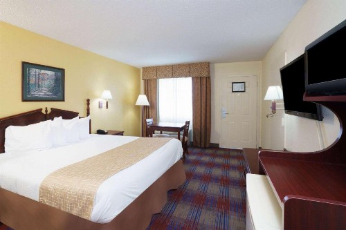 Travelodge by Wyndham Montgomery East - image 18