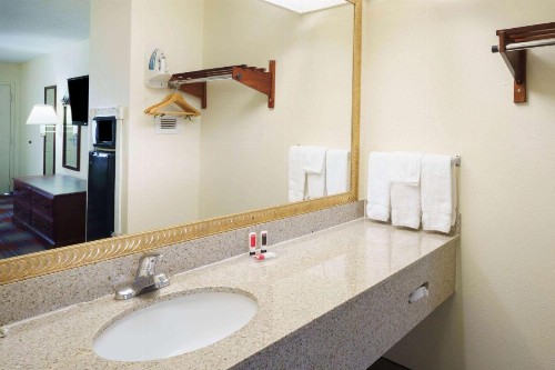 Travelodge by Wyndham Montgomery East - image 3