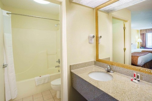 Travelodge by Wyndham Montgomery East - image 33