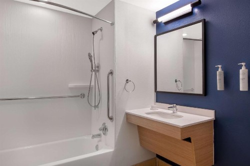 Sleep Inn & Suites East Chase - image 2