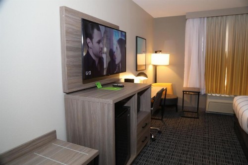 La Quinta Inn & Suites by Wyndham Montgomery - image 10