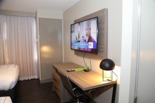 La Quinta Inn & Suites by Wyndham Montgomery - image 16