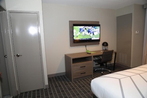 La Quinta Inn & Suites by Wyndham Montgomery - image 17