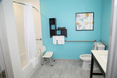 La Quinta Inn & Suites by Wyndham Montgomery - image 2