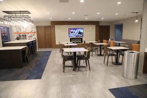 La Quinta Inn & Suites by Wyndham Montgomery - image 20