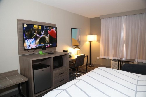 La Quinta Inn & Suites by Wyndham Montgomery - image 25