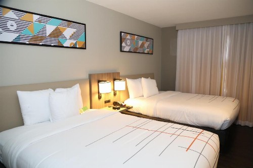 La Quinta Inn & Suites by Wyndham Montgomery - image 28