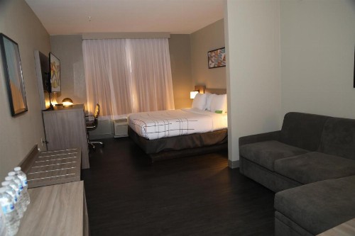 La Quinta Inn & Suites by Wyndham Montgomery - image 29