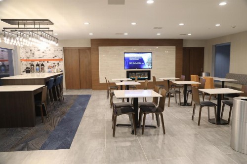 La Quinta Inn & Suites by Wyndham Montgomery - image 30