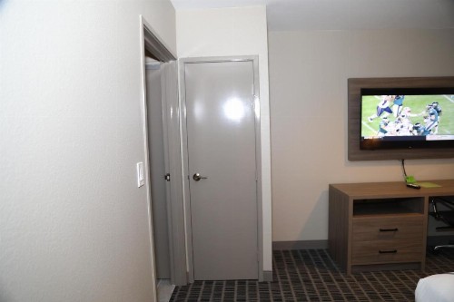 La Quinta Inn & Suites by Wyndham Montgomery - image 32