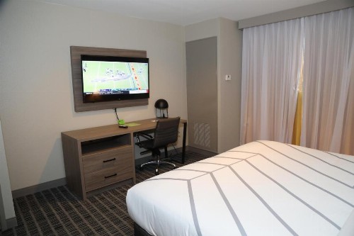 La Quinta Inn & Suites by Wyndham Montgomery - image 35