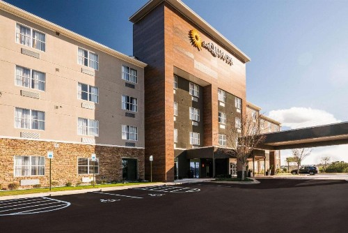 La Quinta Inn & Suites by Wyndham Montgomery - image 39