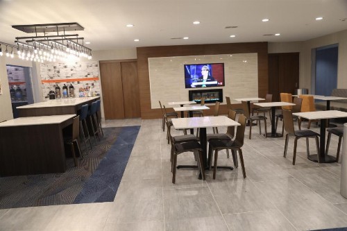 La Quinta Inn & Suites by Wyndham Montgomery - image 43