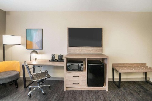 La Quinta Inn & Suites by Wyndham Montgomery - image 44