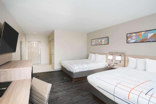 La Quinta Inn & Suites by Wyndham Montgomery - image 46