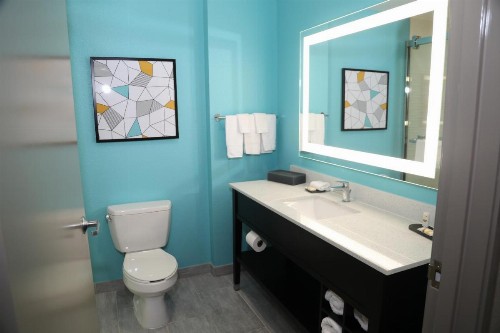 La Quinta Inn & Suites by Wyndham Montgomery - image 49