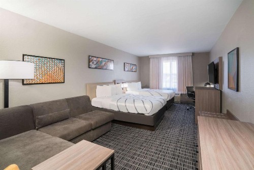 La Quinta Inn & Suites by Wyndham Montgomery - image 50