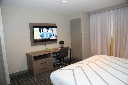La Quinta Inn & Suites by Wyndham Montgomery - image 7