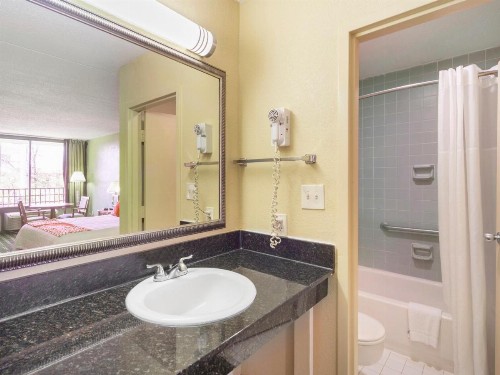 Budgetel Inn And Suits - image 12