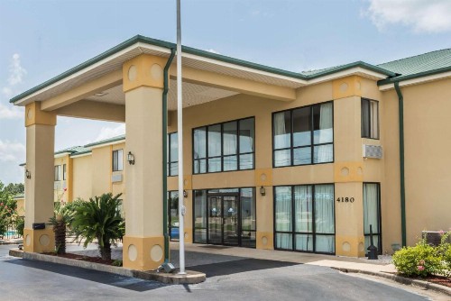 Days Inn by Wyndham Montgomery - image 1