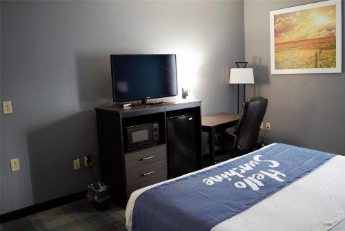 Days Inn by Wyndham Montgomery - image 10