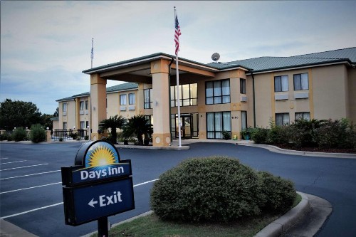 Days Inn by Wyndham Montgomery - image 2