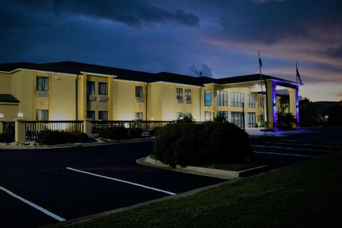 Days Inn by Wyndham Montgomery - image 3